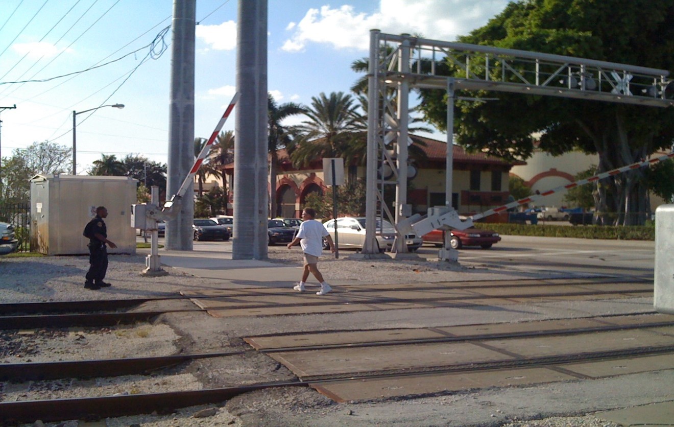 Figure 4. Law enforcement official talking to individual violating crossing warning devices Image Credit: Volpe Center